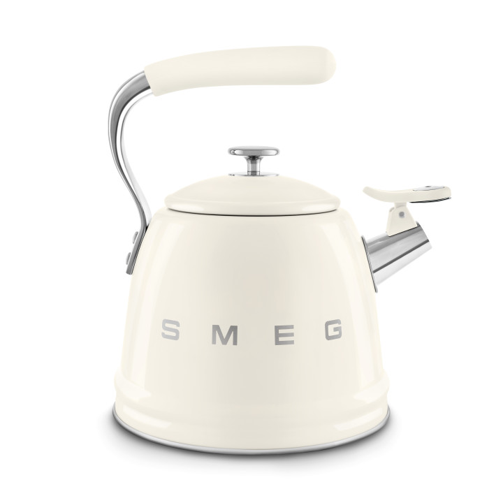 Bouilloire sifflante SMEG Crème WKF01CR - vue latérale poignée en acier bec verseur ouvert