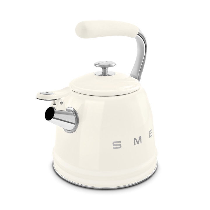 Bouilloire sifflante SMEG Crème WKF01CR - vue plongée poignée en acier bec verseur ouvert