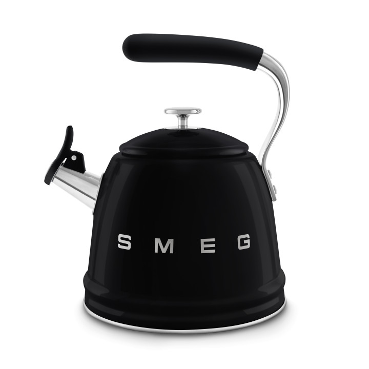 Bouilloire sifflante SMEG Noir WKF01BL - vue de côté bec verseur fermé