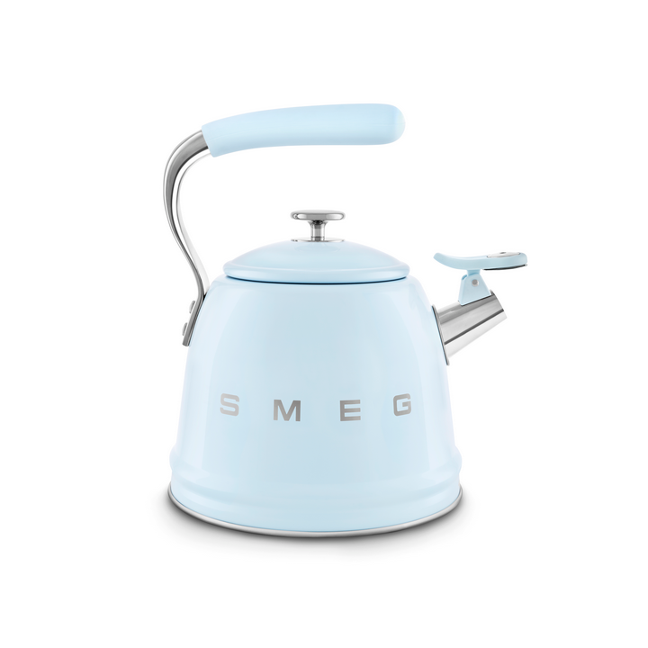 Bouilloire sifflante SMEG Bleu azur WKF01PB vue côté bec verseur ouvert