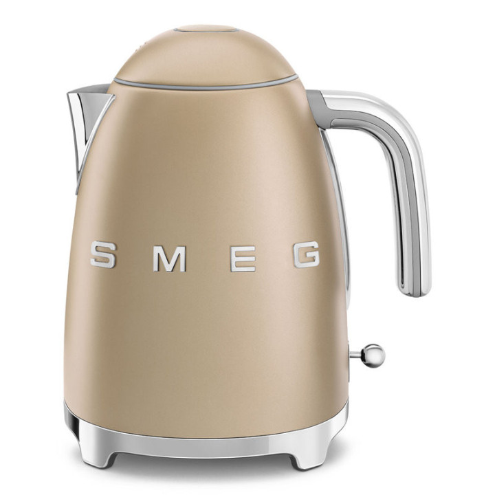 Détail du logo SMEG sur bouilloire KLF03CHMEU champagne mat