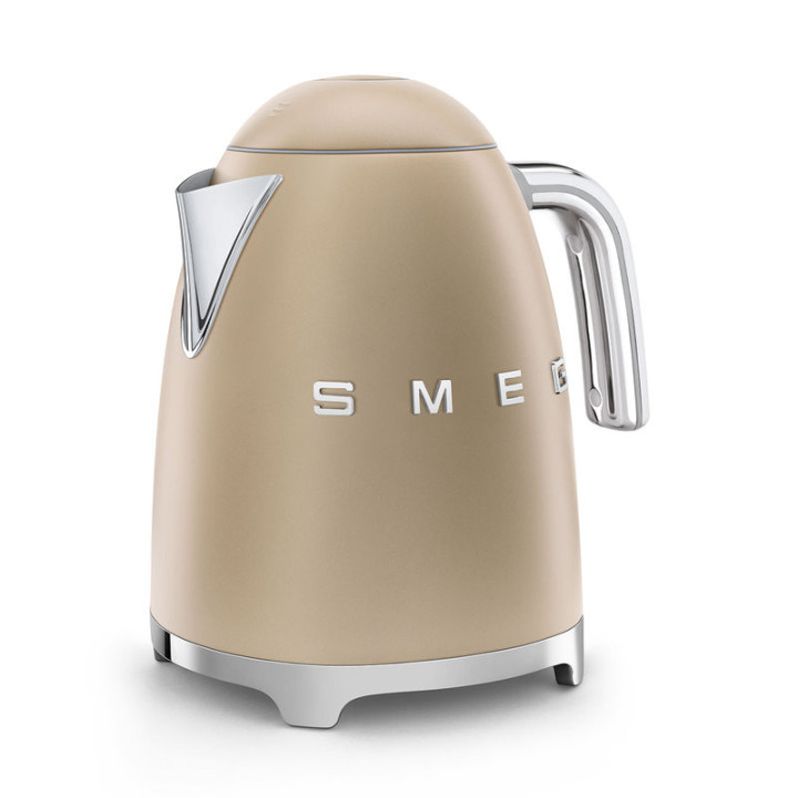 Vue latérale de la bouilloire SMEG KLF03CHMEU champagne mat