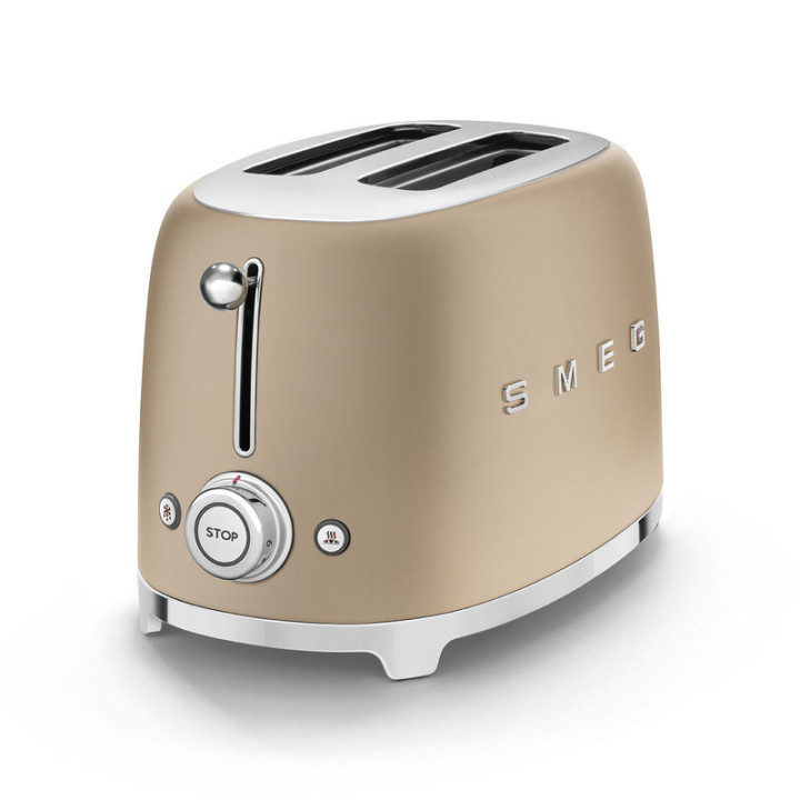 Toaster 2 fentes SMEG champagne – détail du levier et du logo