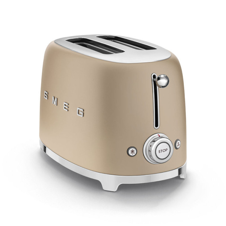 Toaster 2 fentes SMEG champagne – détail du levier et du logo vue de trois quart