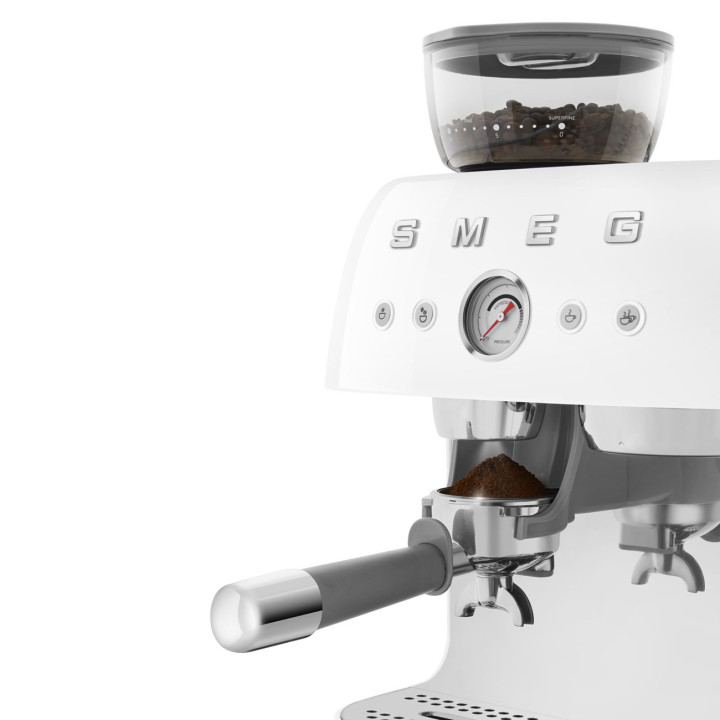 Machine à café Expresso manuelle avec broyeur intégré SMEG Blanc EGF03WHEU | Ménachoc